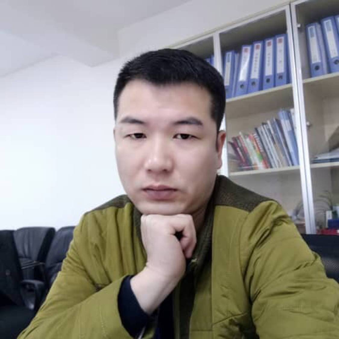 巨人漫步风中的照片