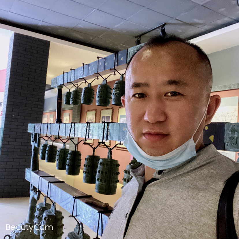 外套回首爱笑的照片