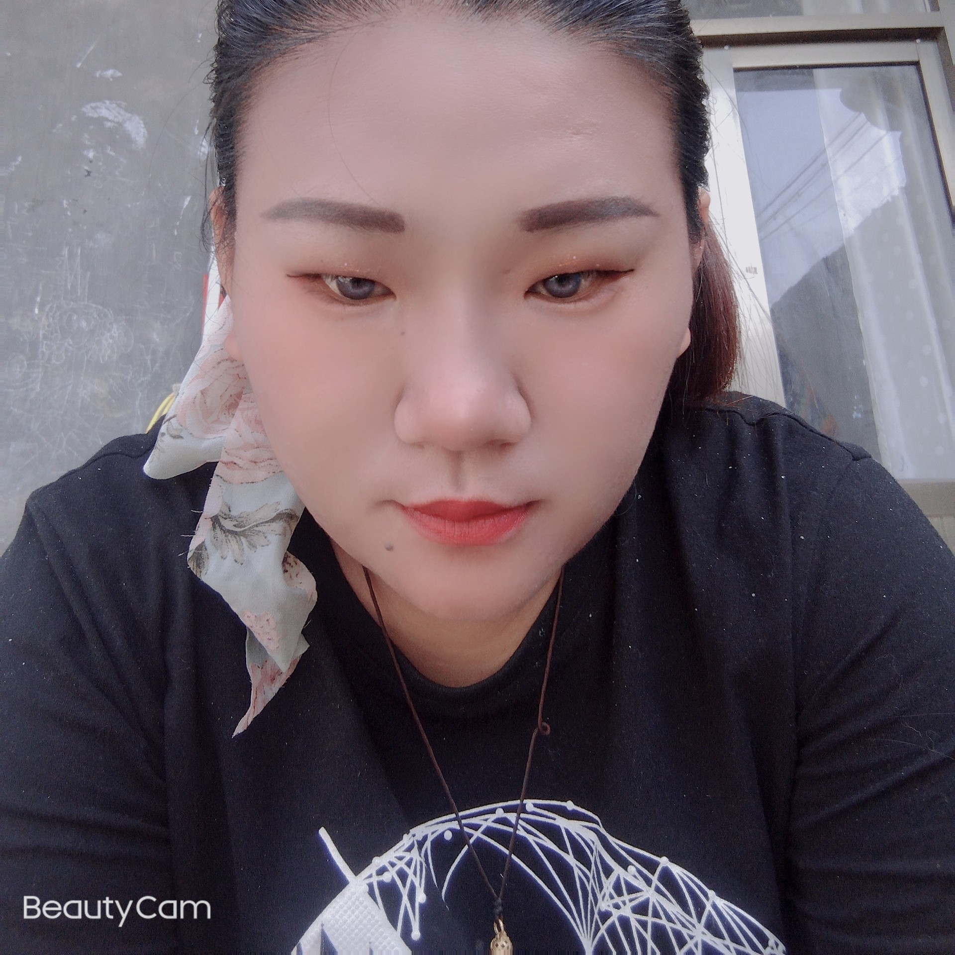 开心拿秀发的照片