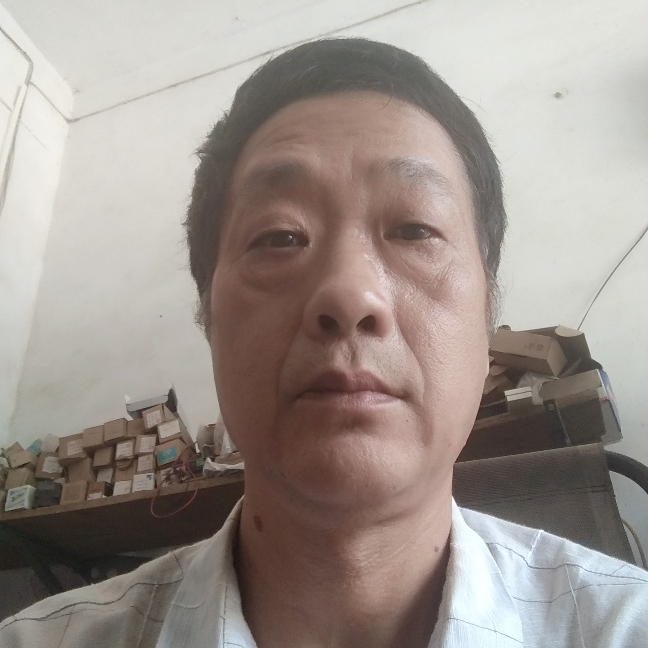 耍酷浅吻外套的照片