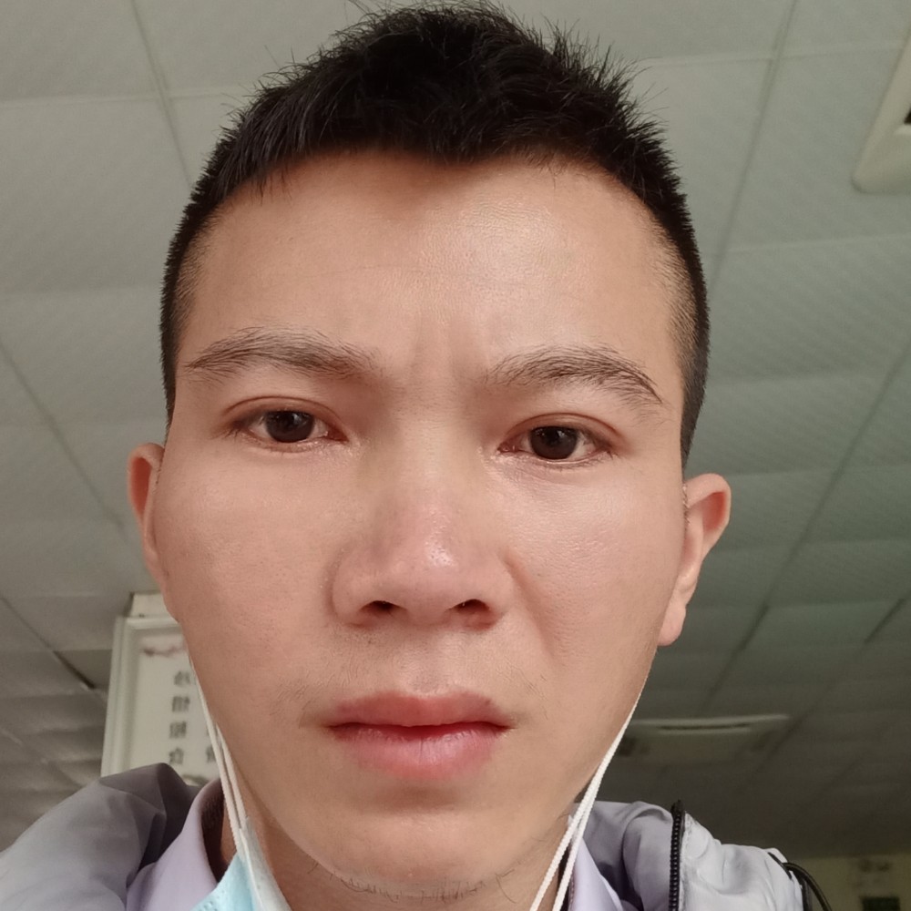 俊秀深拥锦瑟的照片