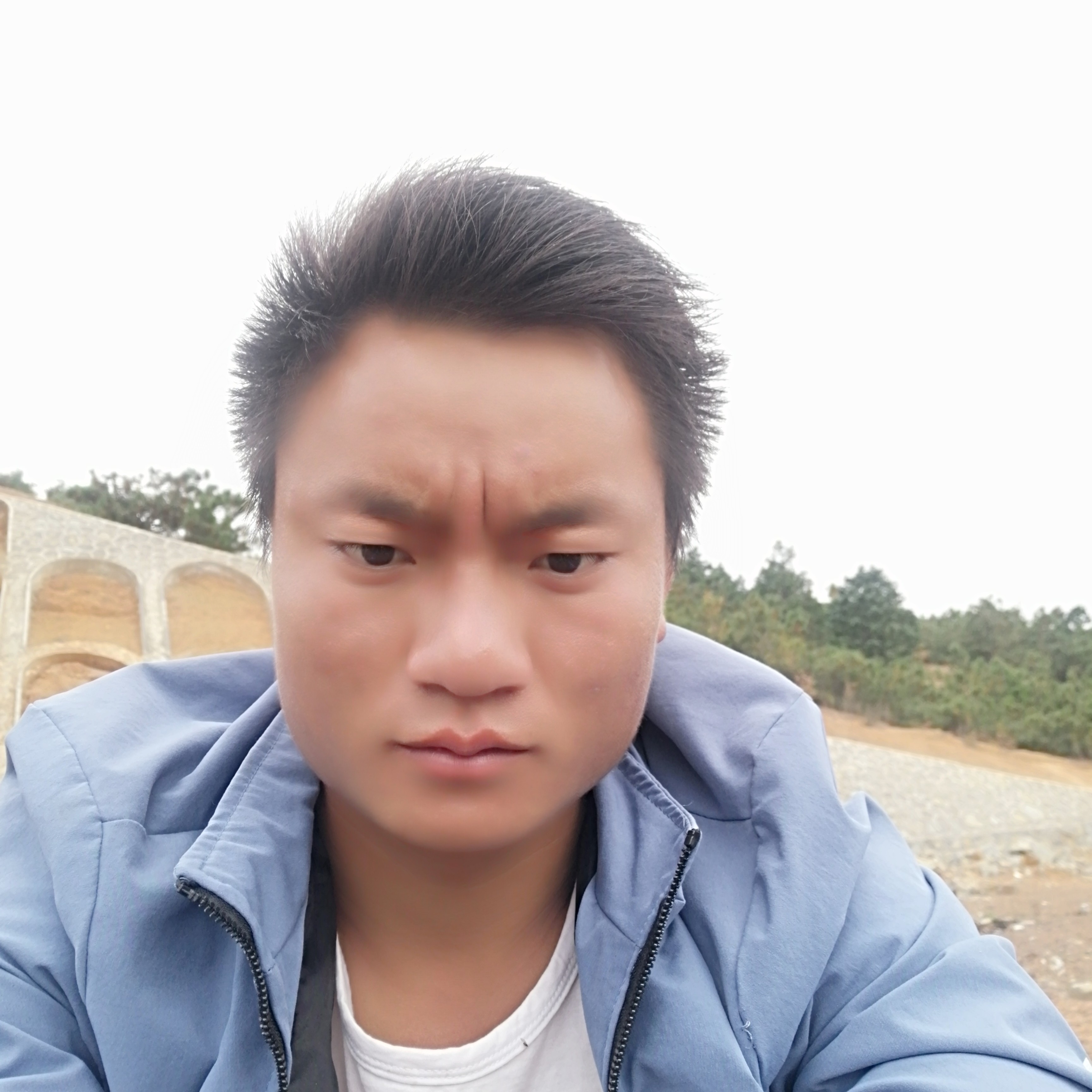 平常拿樱桃的照片