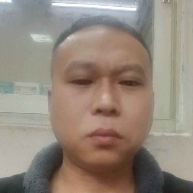 无奈深拥月饼的照片