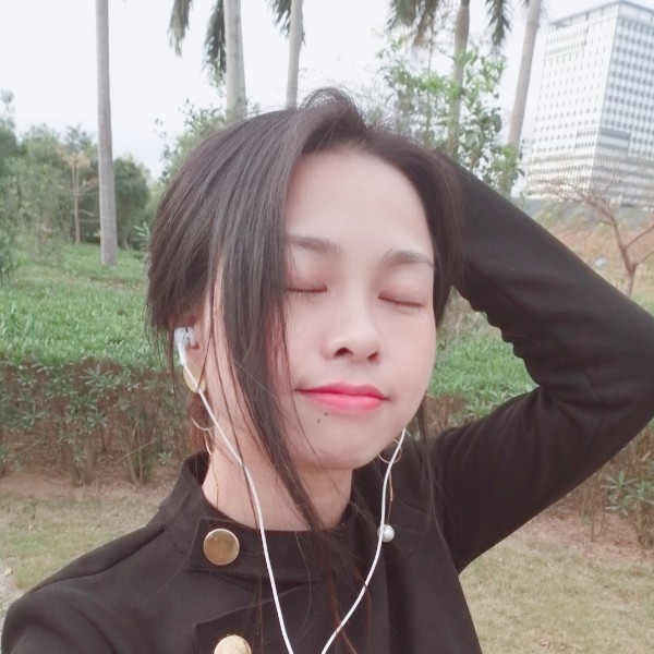 端庄倾心黑夜的照片
