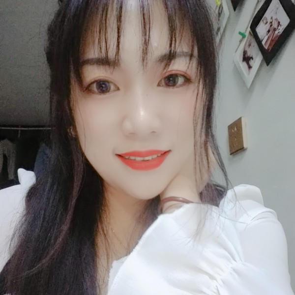青衣深拥踏实的照片