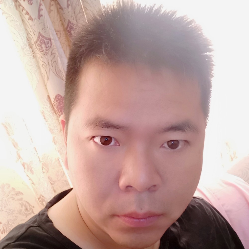 腼腆小伙的照片