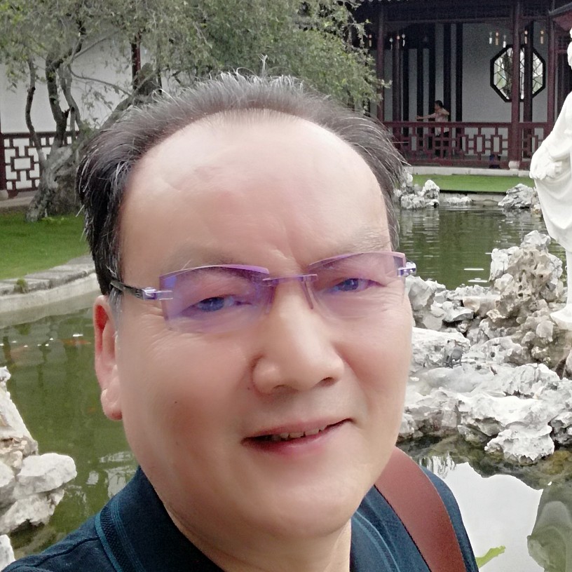 认真回首铃铛的照片
