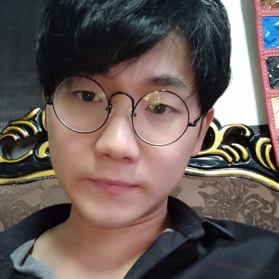一口一个小朋友的照片