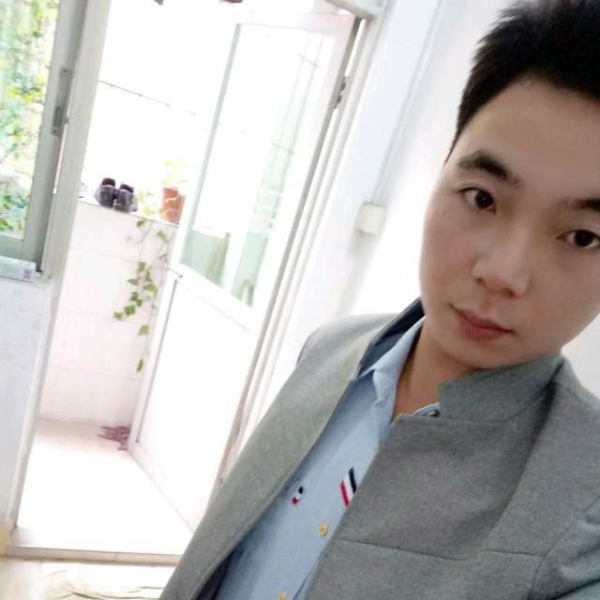 积极浅吻小熊猫的照片