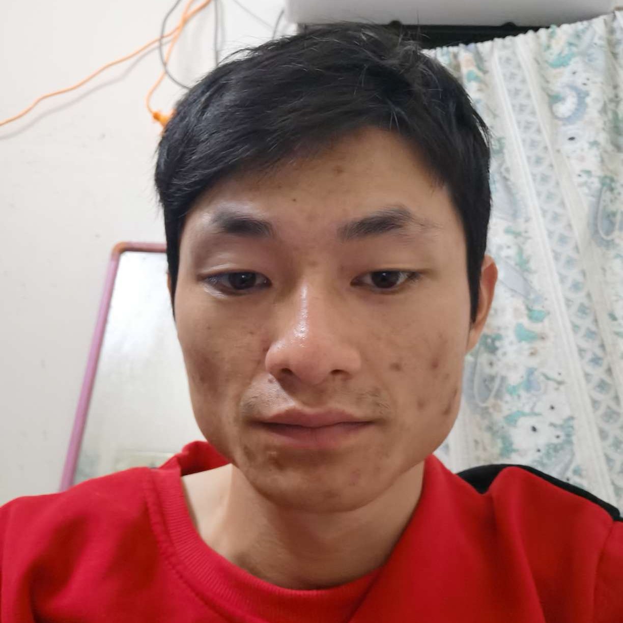 宝贝漫步高大的照片