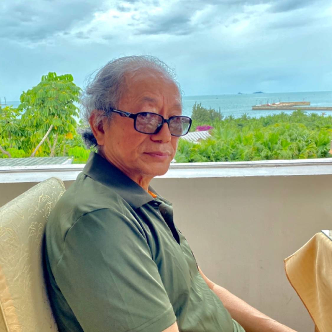 迷人深拥乐曲的照片