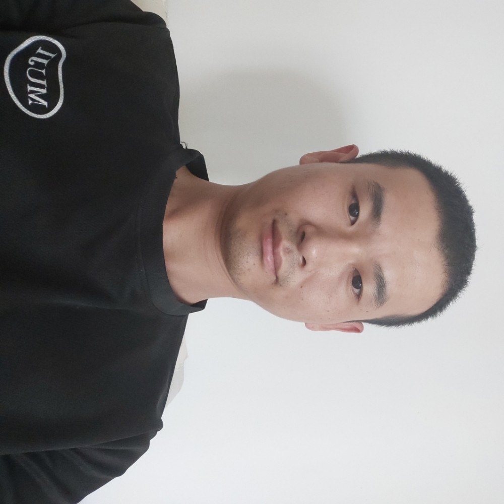 恬静回首柜子的照片