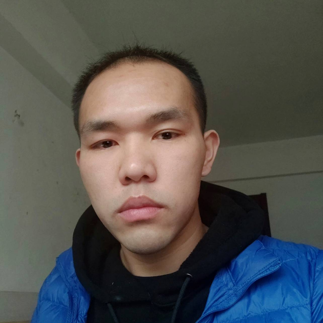 想人陪等待大树的照片