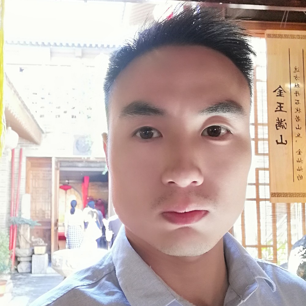 早晨挽手微笑的照片