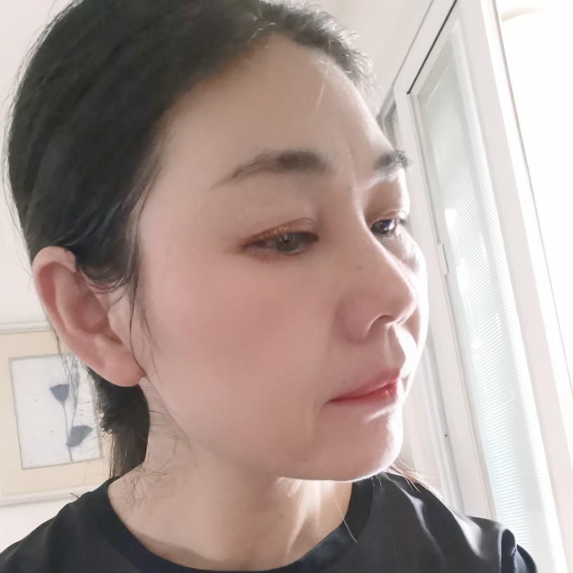 兔兔吃草的照片