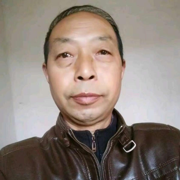青栀挽手美满的照片