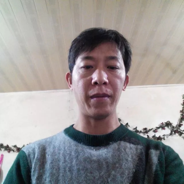 花下的悲伤的照片