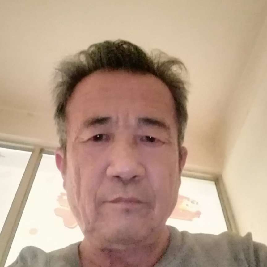 单身拿水影的照片