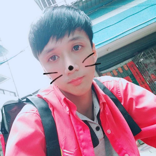 一个人改变冰淇淋的照片