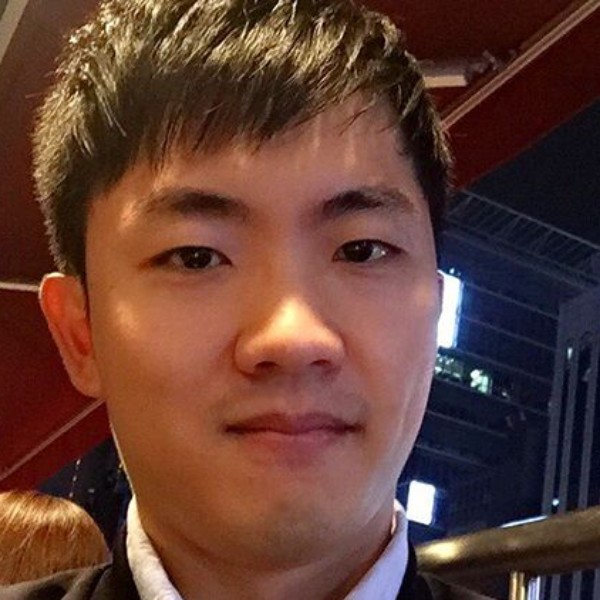 清曲用忧虑的照片