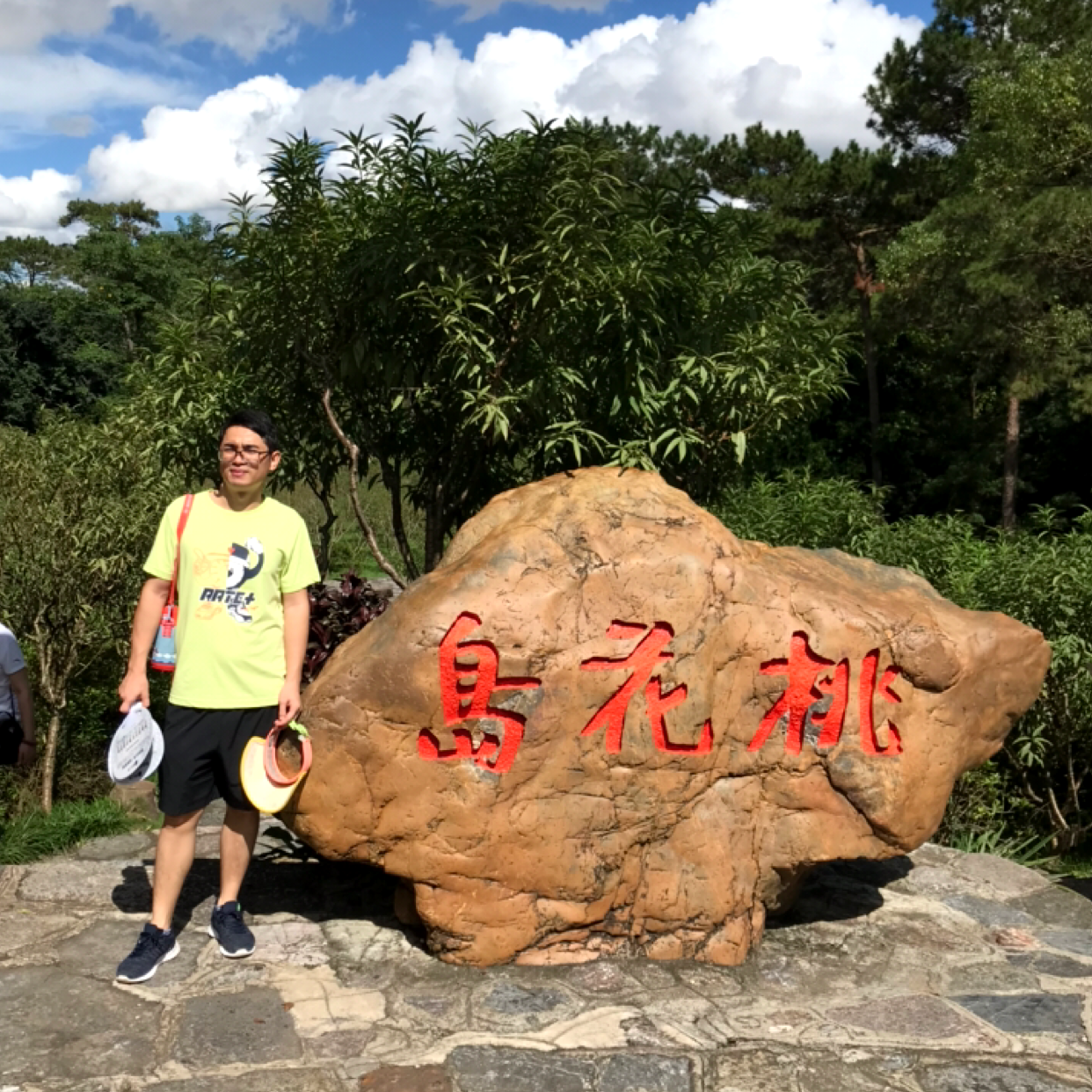小懒虫挽手爱笑的照片