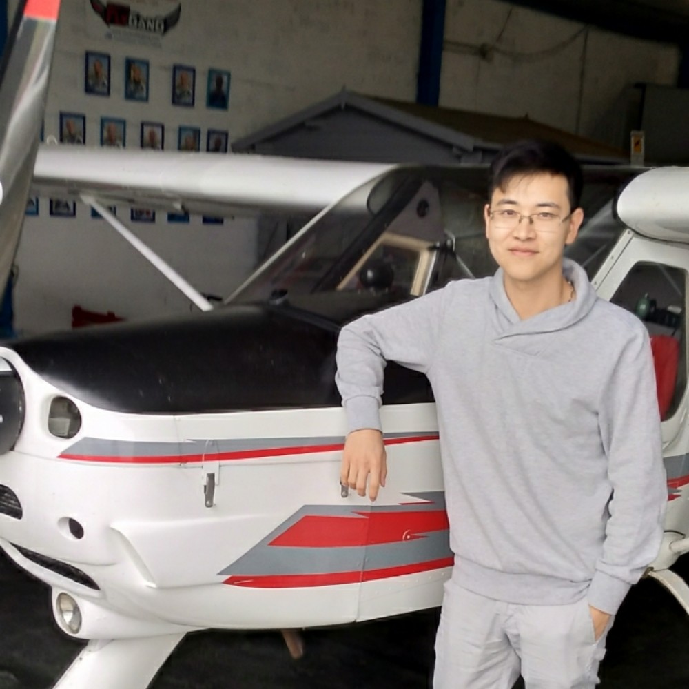 帆布鞋深拥美好的照片