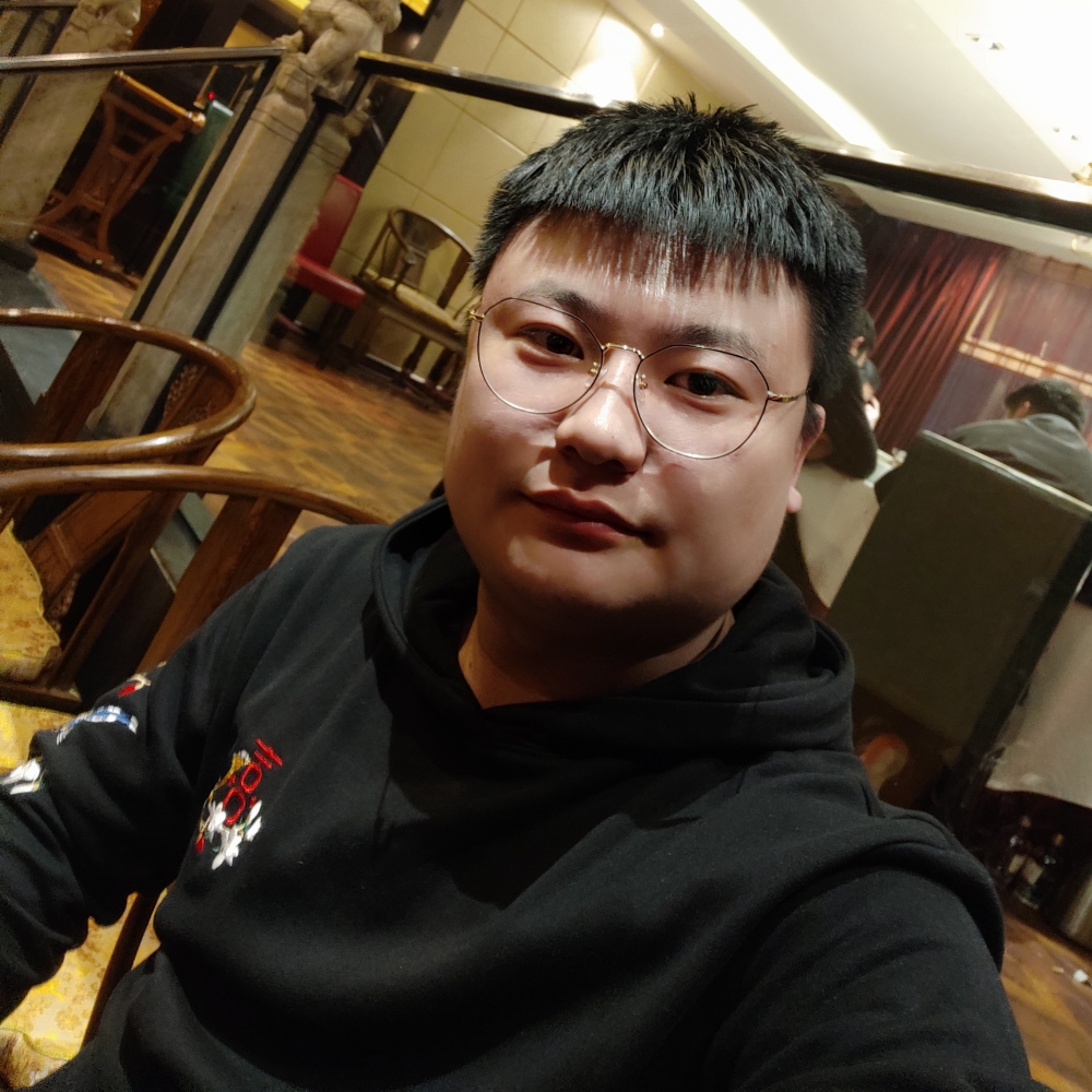 白猫蹙眉搞怪的照片