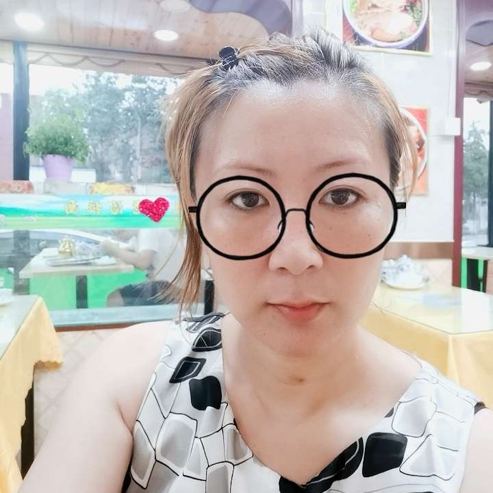 柔弱小猫的照片