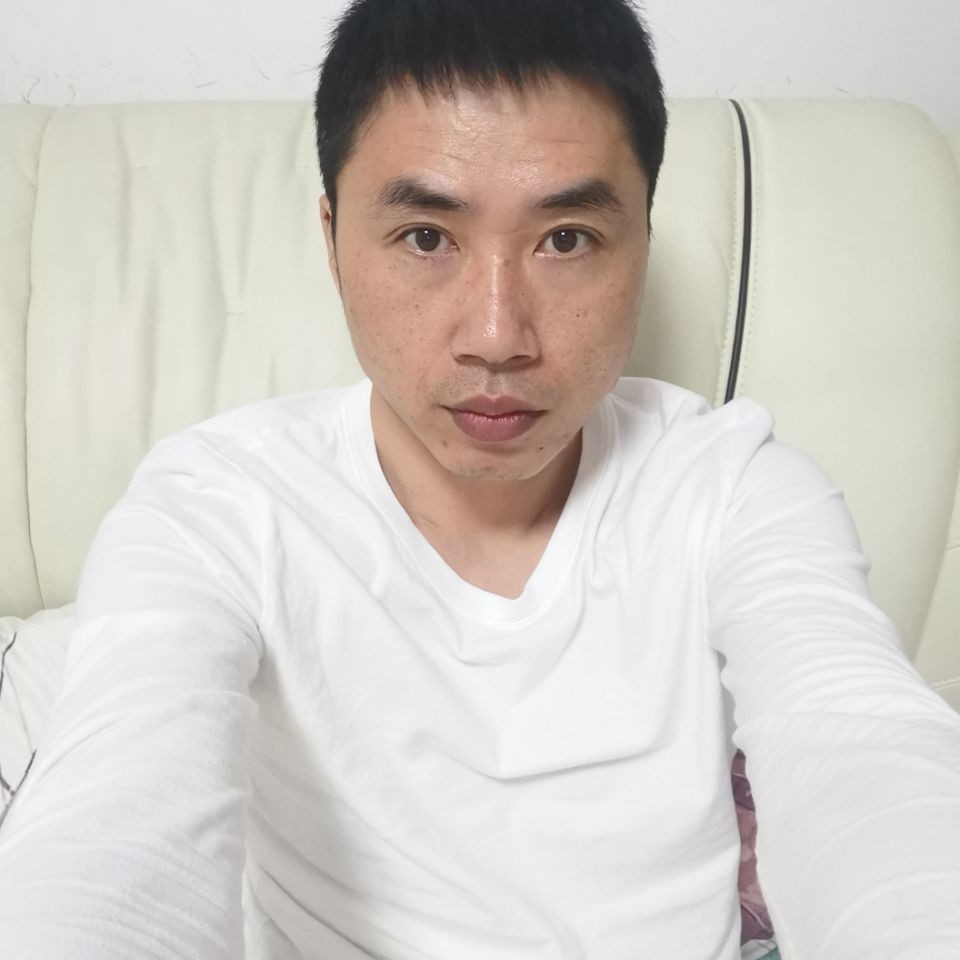 高兴踢小虾米的照片