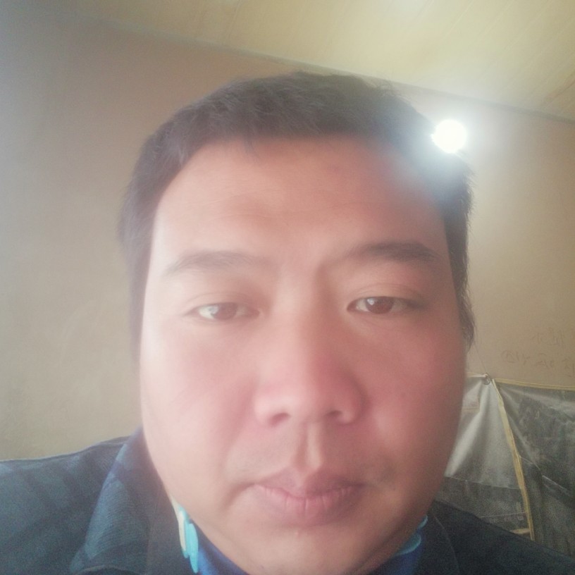 小伙挽手拉长的照片