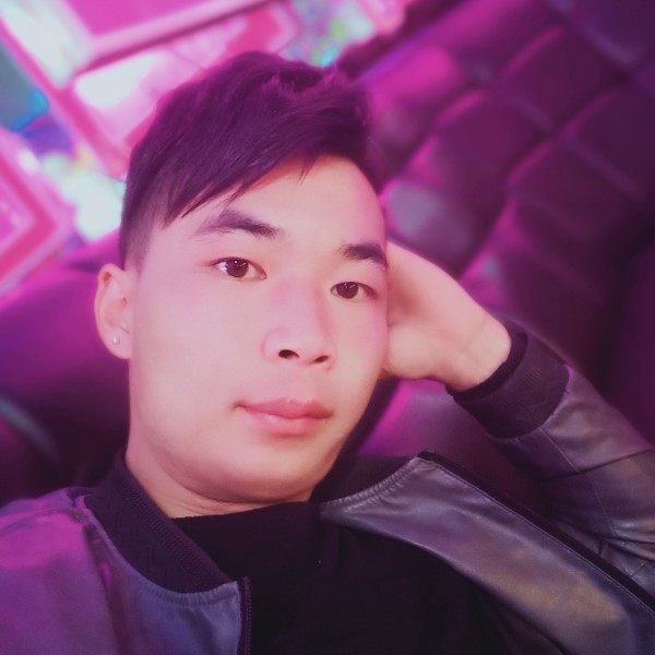 一个人只有酒陪伴的照片