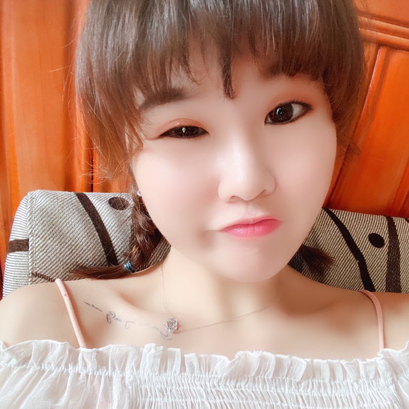 小天鹅挽手错落的照片