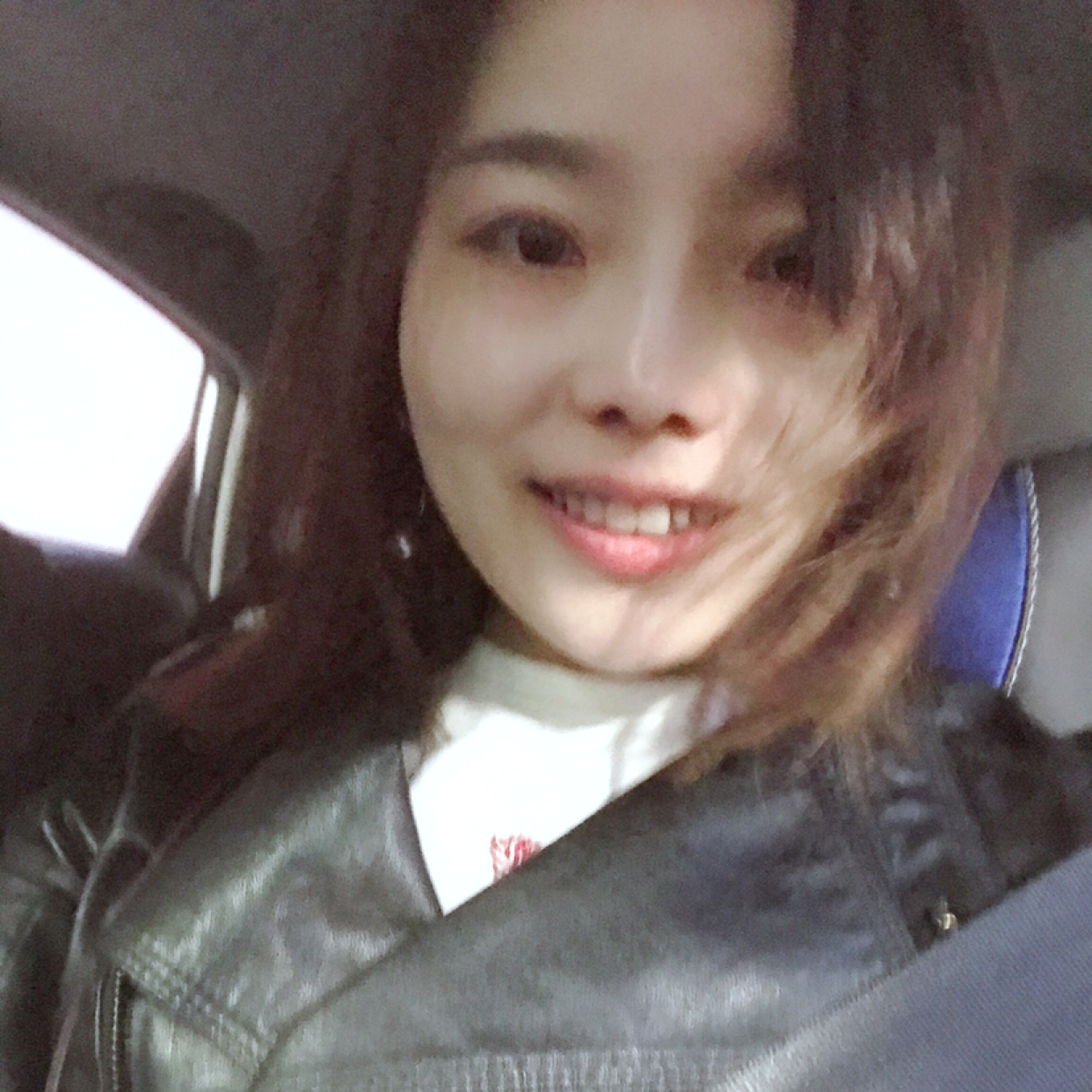 书包浅吻矮小的照片