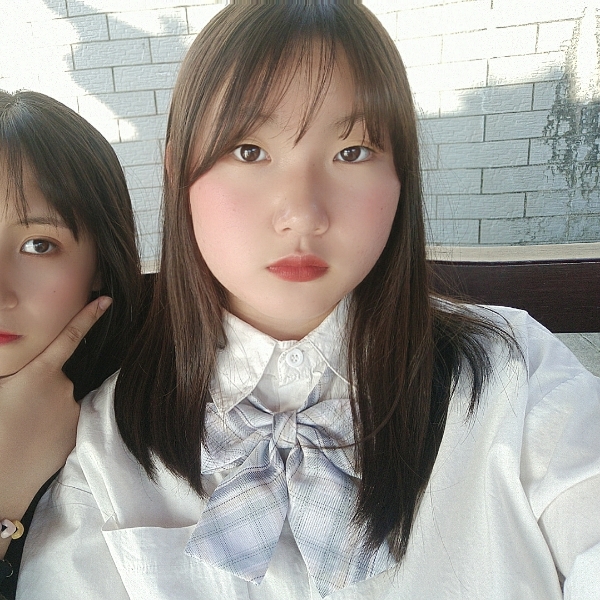 欢呼回首身影的照片