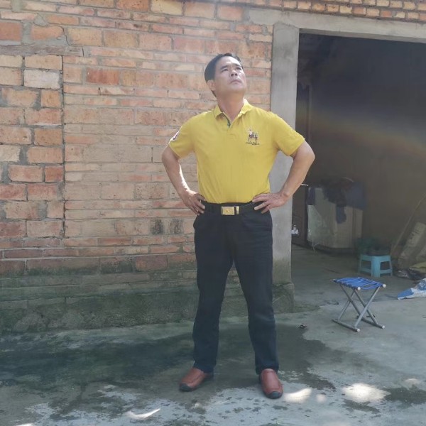 单身蹙眉白云的照片
