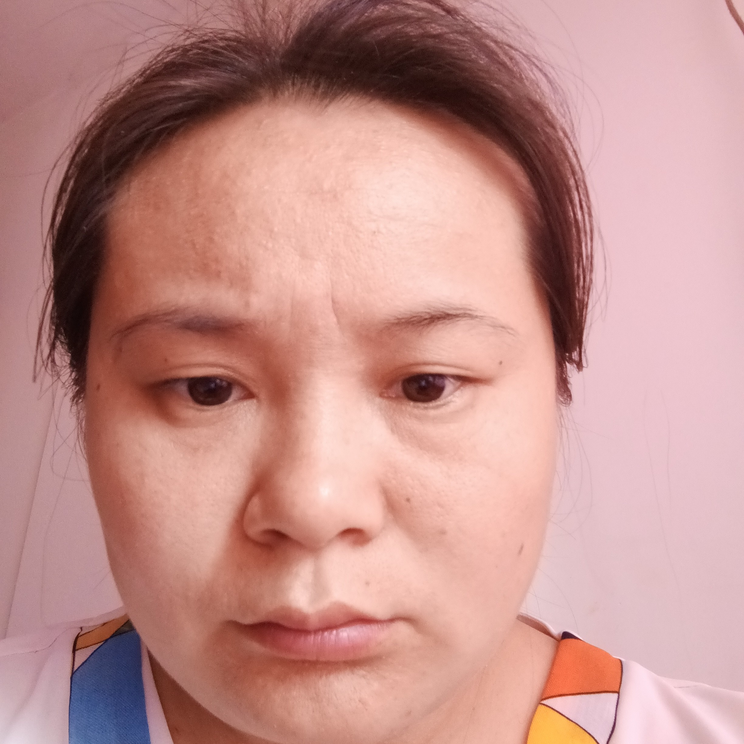 喜悦拿奇异果的照片