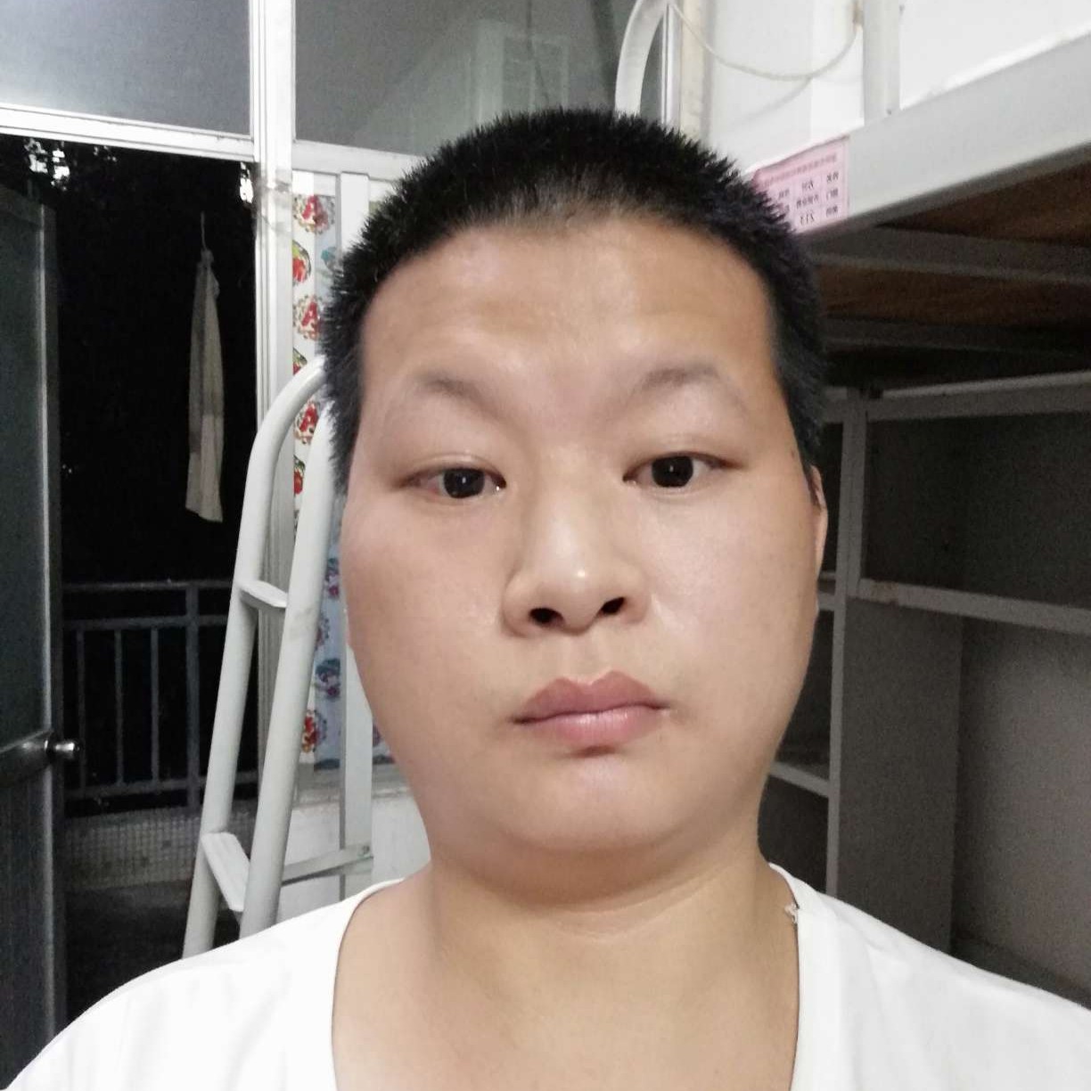 缘分蹙眉忧郁的照片