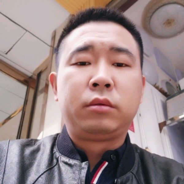 夜晚最烈的酒是你的照片