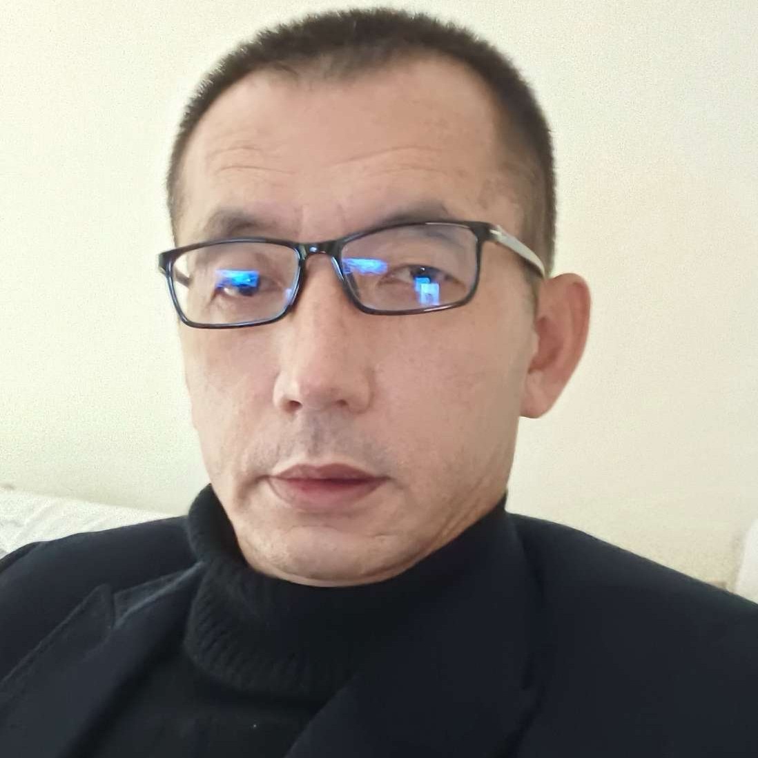 老实拿蚂蚁的照片