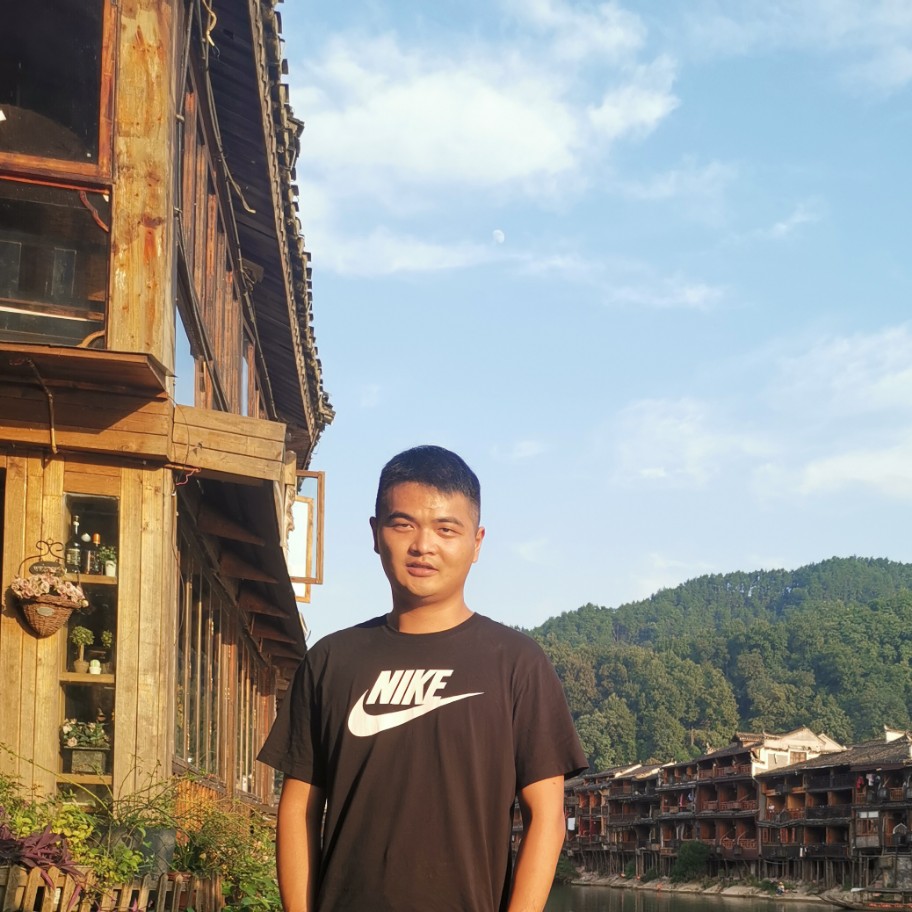 草莓方腼腆的照片