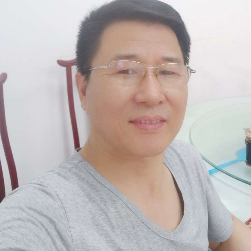 一个人与项链的照片