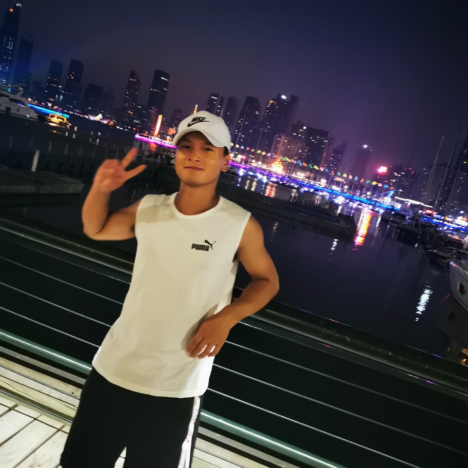 强健浅吻白猫的照片
