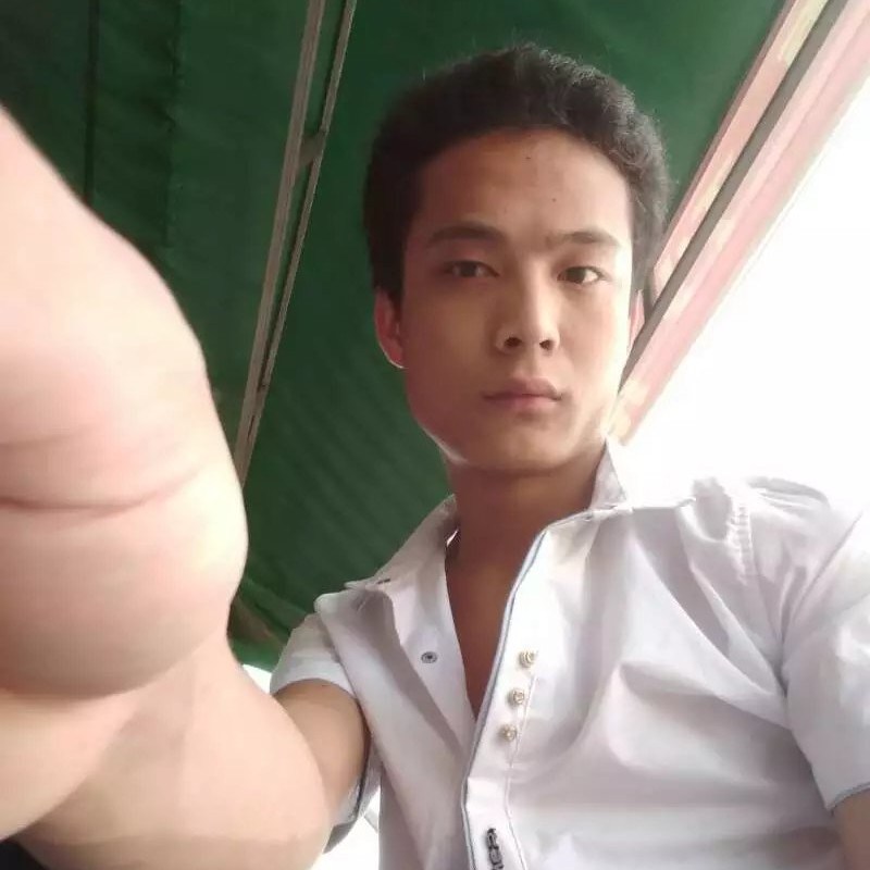 帅气回眸超短裙的照片
