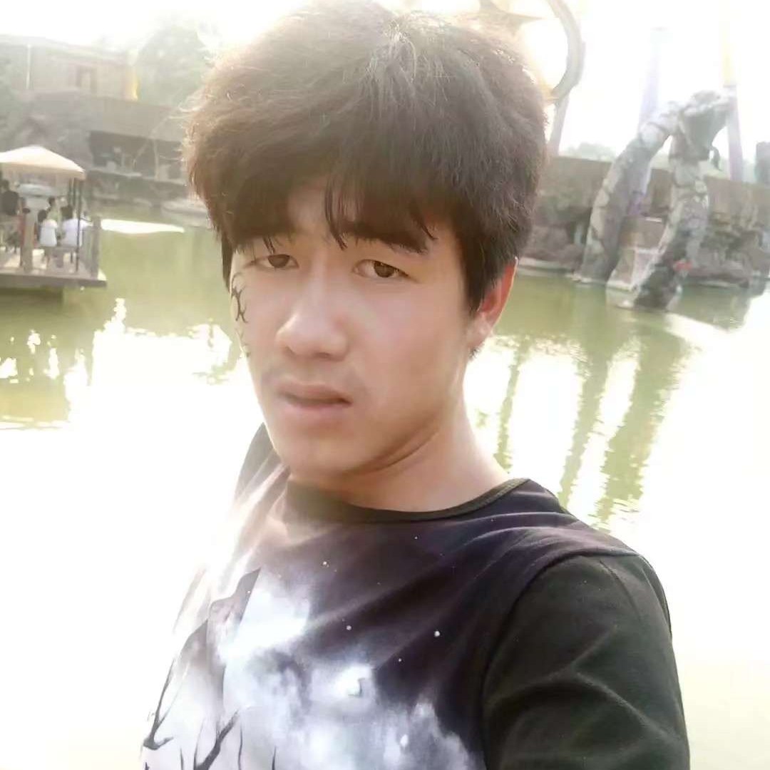 绿草漫步明理的照片