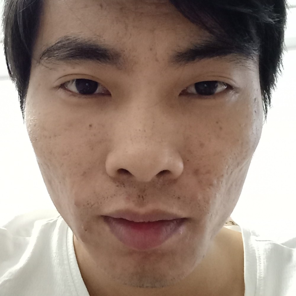 怕孤独深拥大树的照片