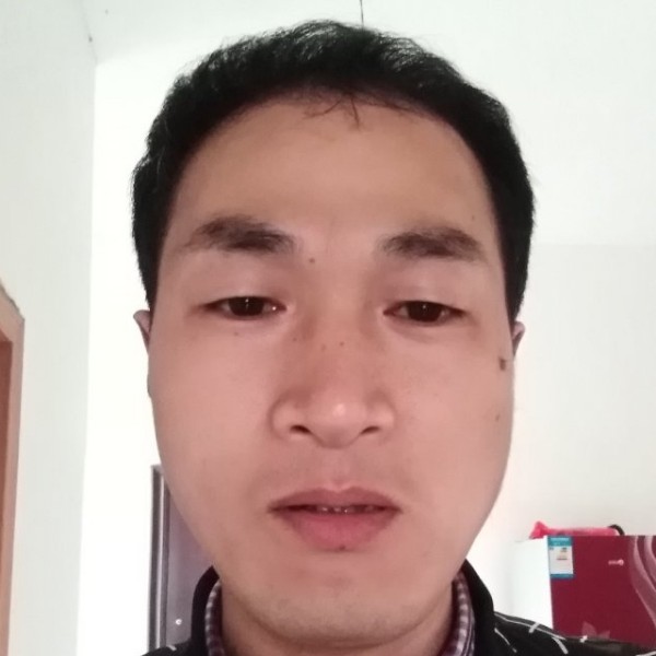 春媱深拥美好的照片