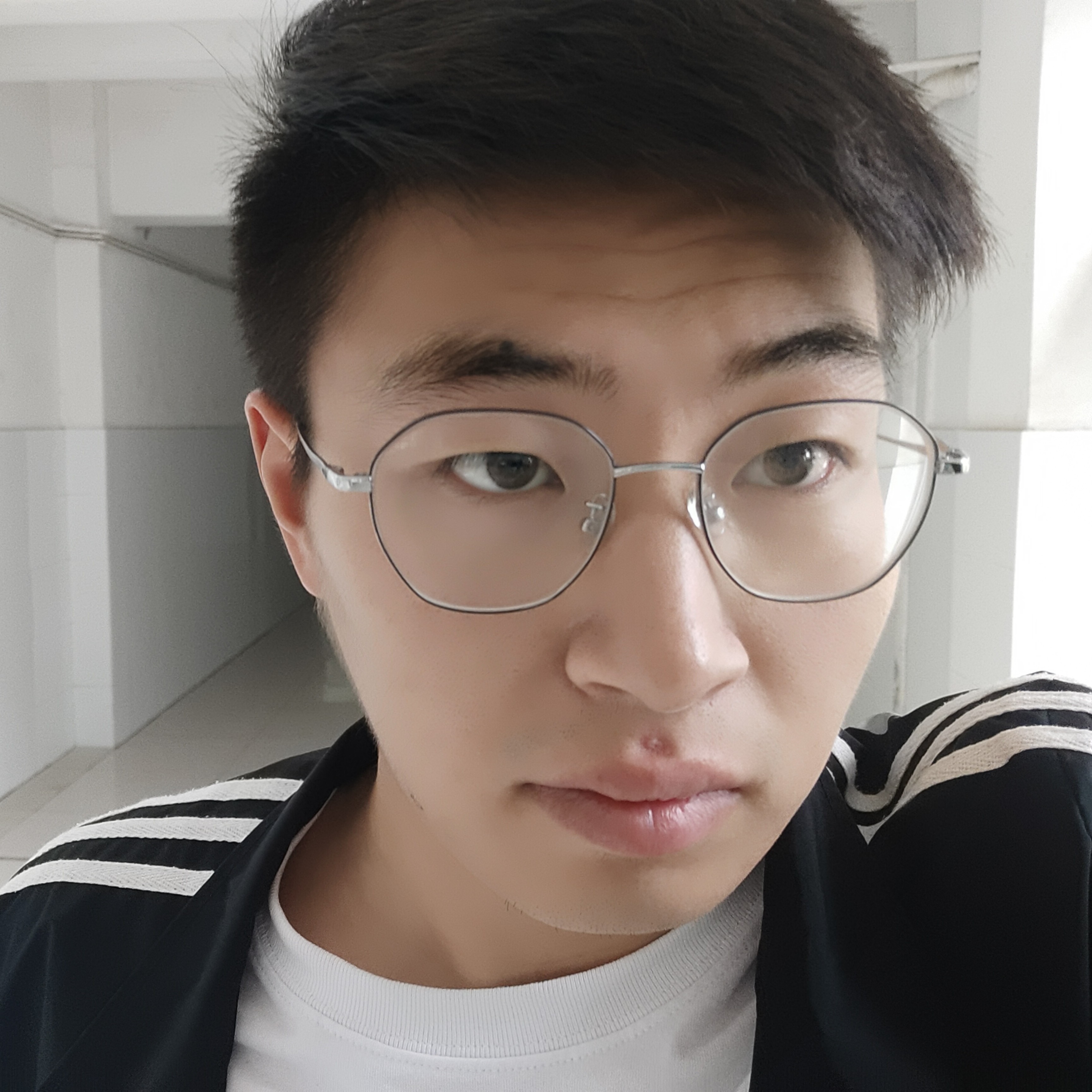 羞涩浅吻发夹的照片