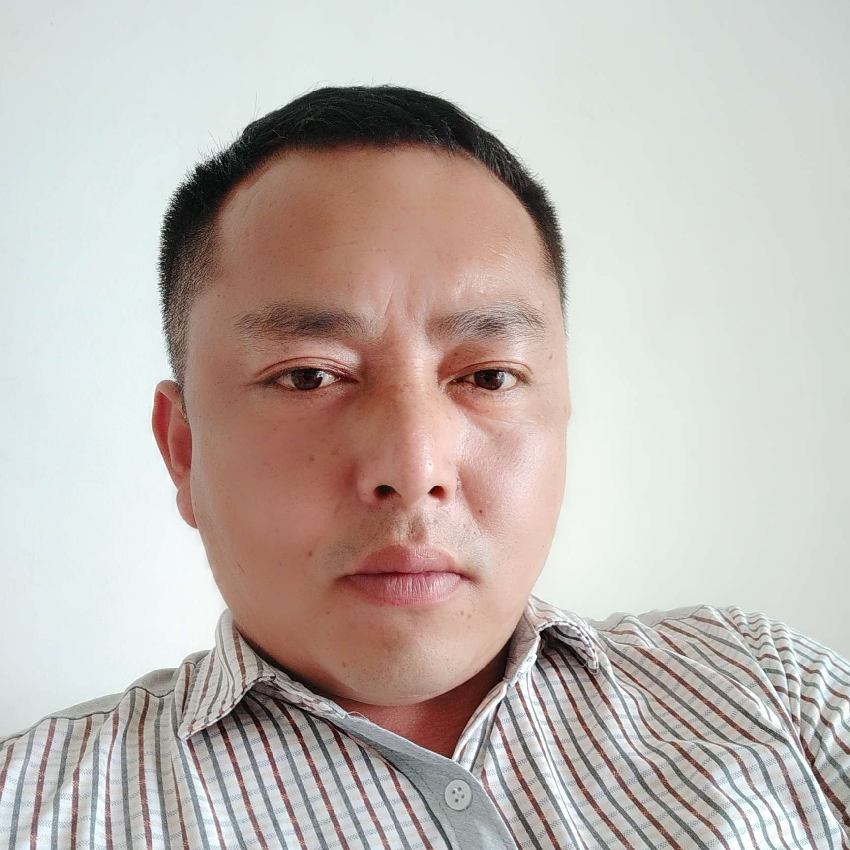 一个人踢石头的照片