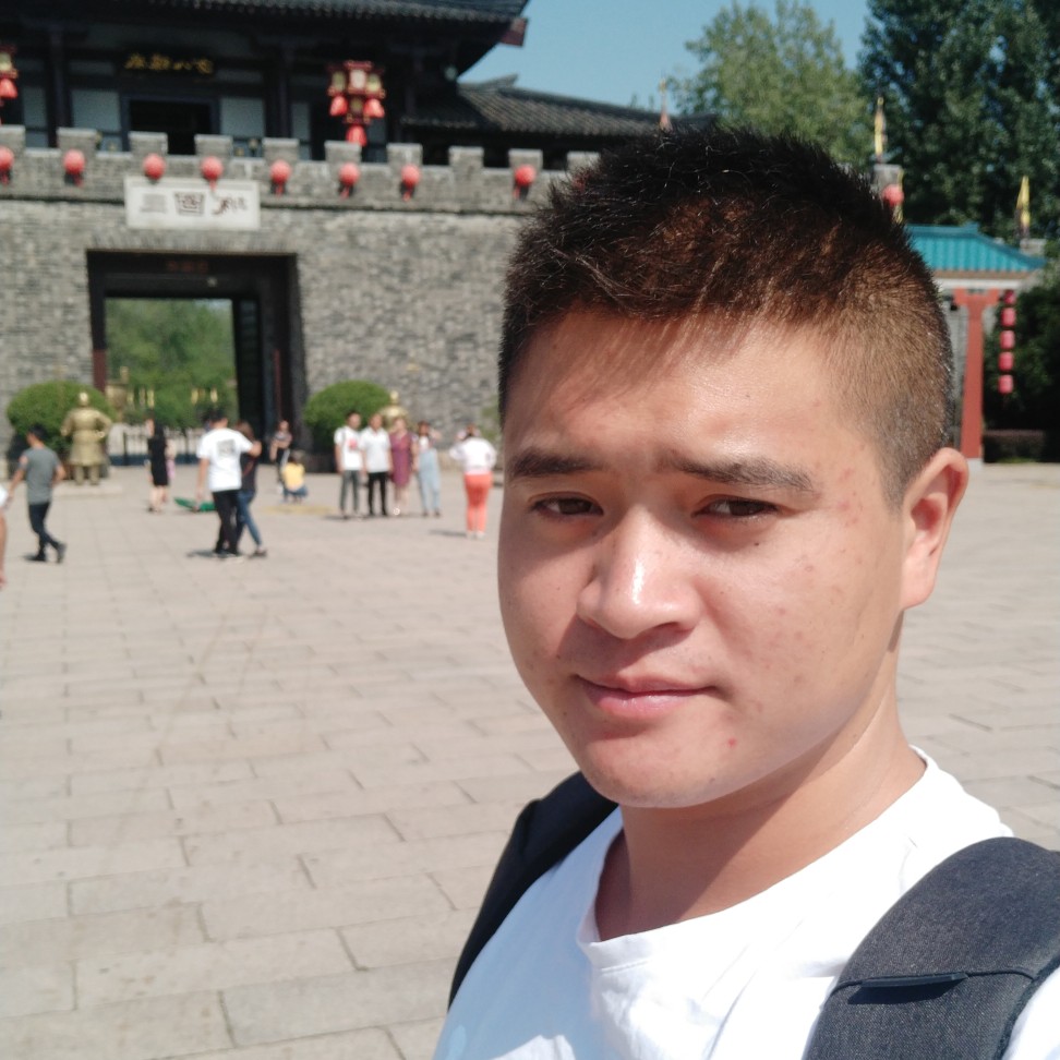 专注台灯的照片