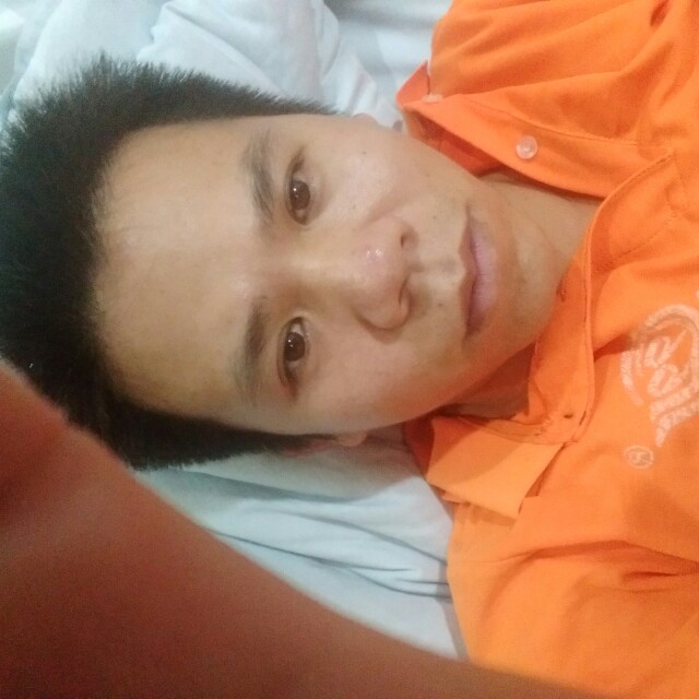 大腿截肢的帅哥的照片